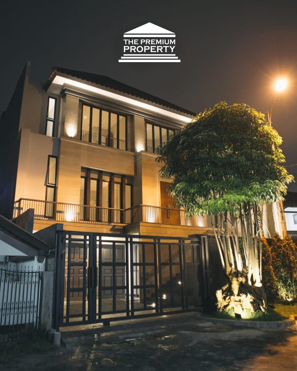 Rumah Mewah Kebayoran Baru Dekat Senayan, Bangunan 3 Lantai, Garasi 8 Mobil