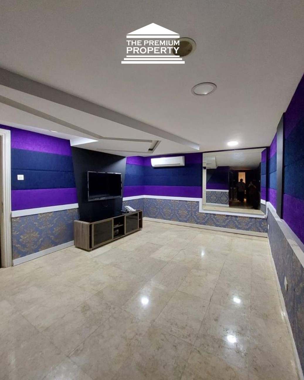 Rumah Modern Classic Pondok Indah Hoek – Private Cinema & Metric Kitchen