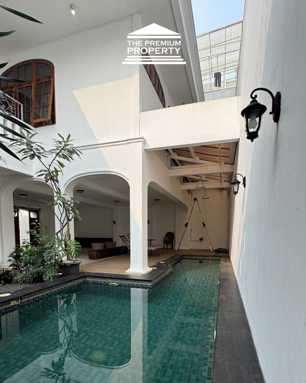 Sewa Rumah Luas di Menteng, Jakarta Pusat, Private & Nyaman, LT 639 LB 700