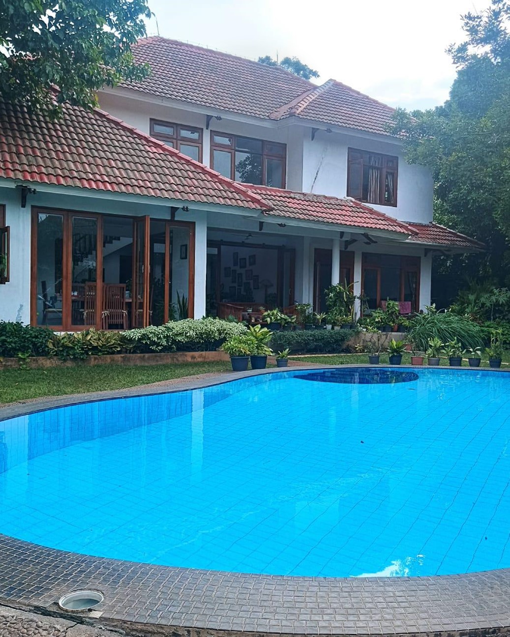 Rumah Dijual di Pejaten, Halaman Luas, ada Kolam Renang, Asri, Parkir Banyak