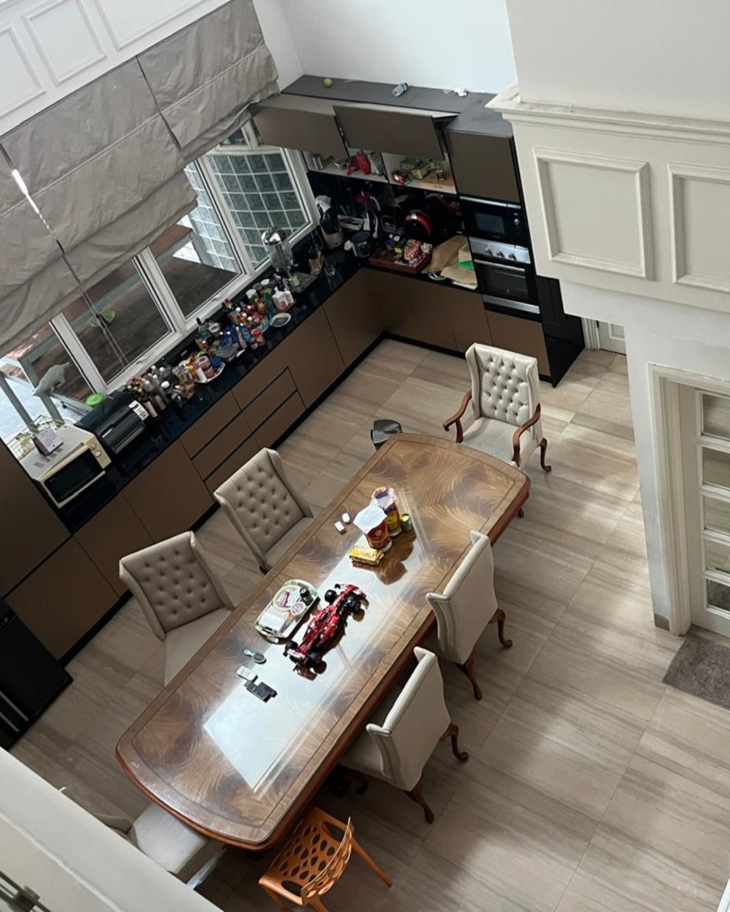 Jalan Utama Pondok Indah. Ada Ruang Kerja/Fitness, Taman Terbuka Samping. Rumah Dijual di Pondok Indah