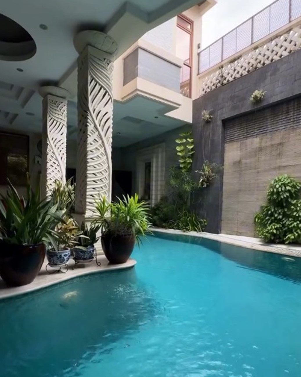Rumah Mewah Furnished Nuansa Resort di Bali. Ada Kolam Renang Pribadi. Rumah Dijual di Pondok Indah.