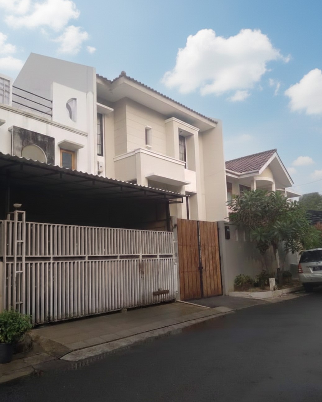 Dijual Rumah 3 Lantai di Pondok Indah – Dekat Tol TB Simatupang, Posisi Tusuk Sate