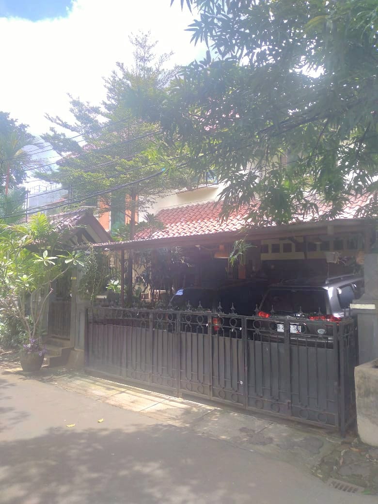 Dijual Rumah Depan Taman Dekat ke Area Senayan, Permata Hijau