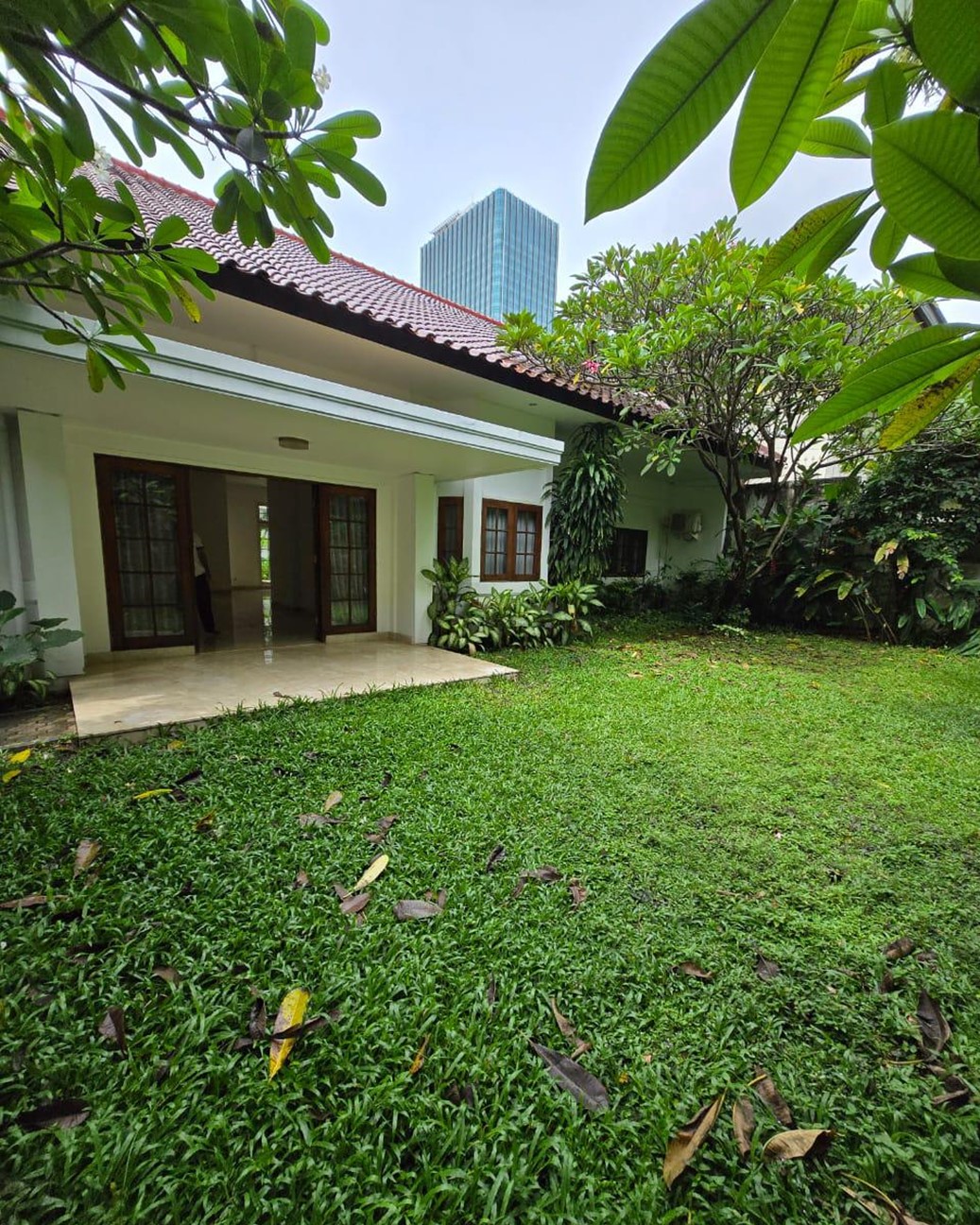 Dijual Rumah 1 Lantai di Area Kebayoran Baru. Lokasi Prestisius, Ada Kolam Renang