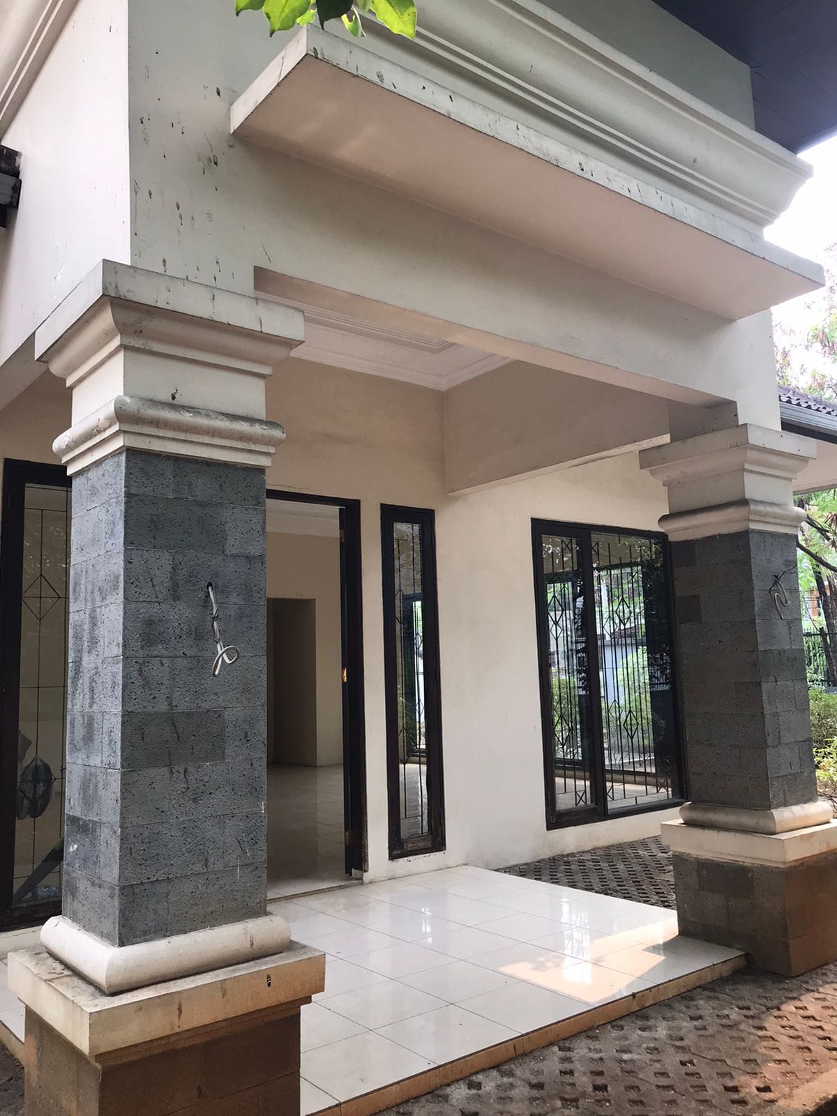 Rumah Hoek Siap Huni di Pondok Indah – Lokasi Strategis & Lingkungan Eksklusif