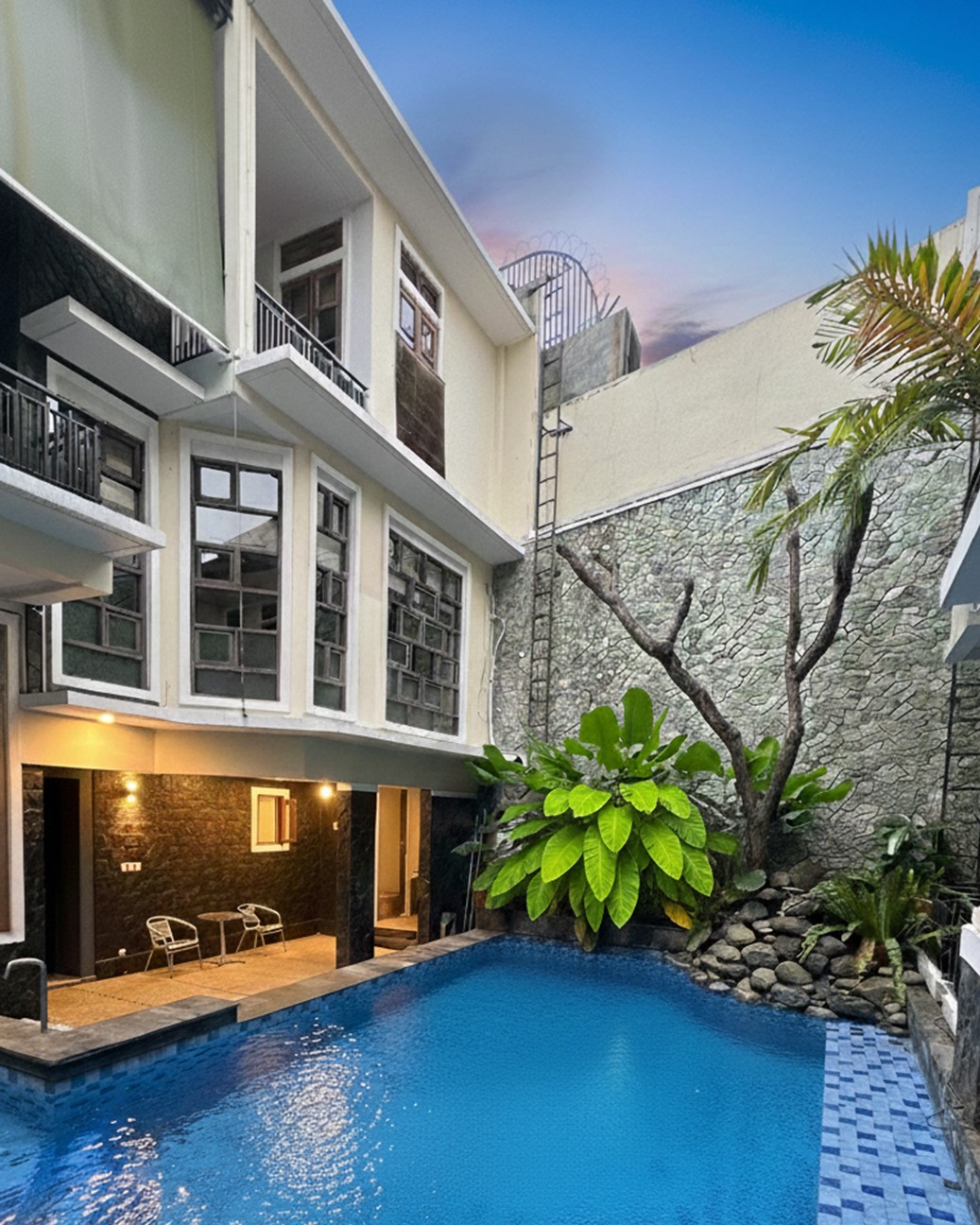 Dijual Rumah di Menteng, Ada Kolam Renang, Lokasi Strategis, Furnished