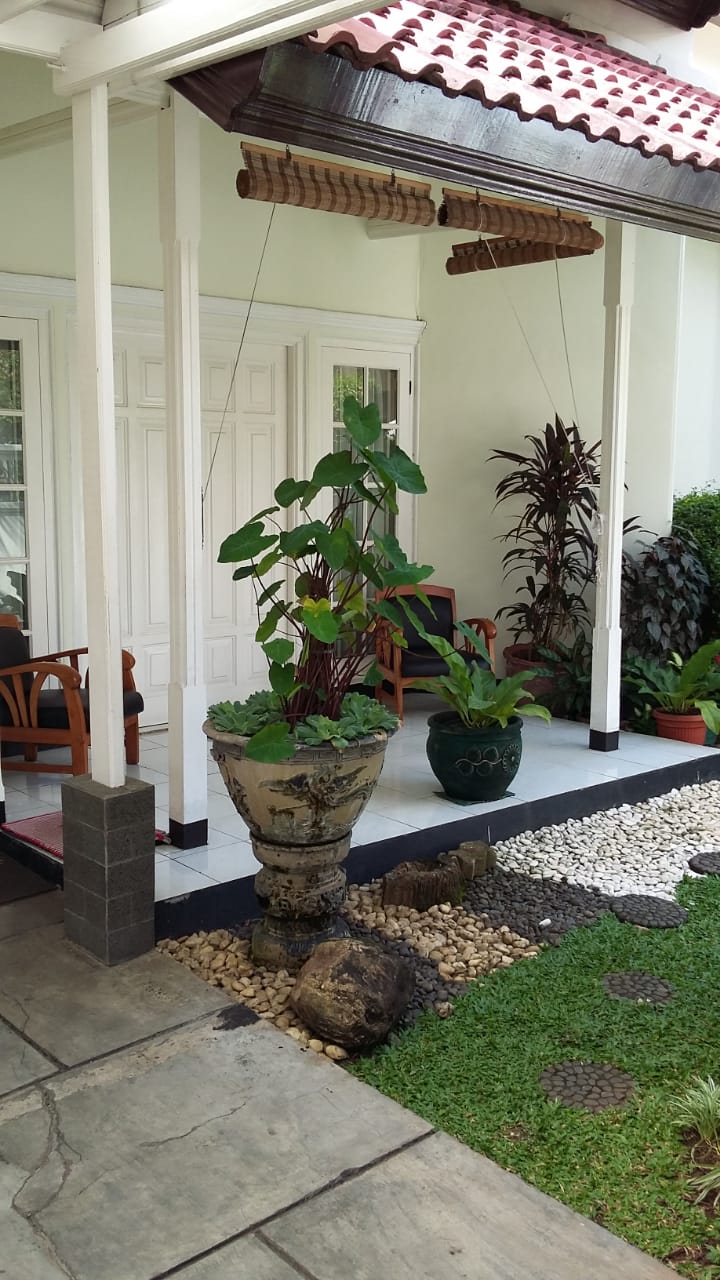 Dijual Rumah Cantik Siap Huni. Area Tenang, Dekat MRT