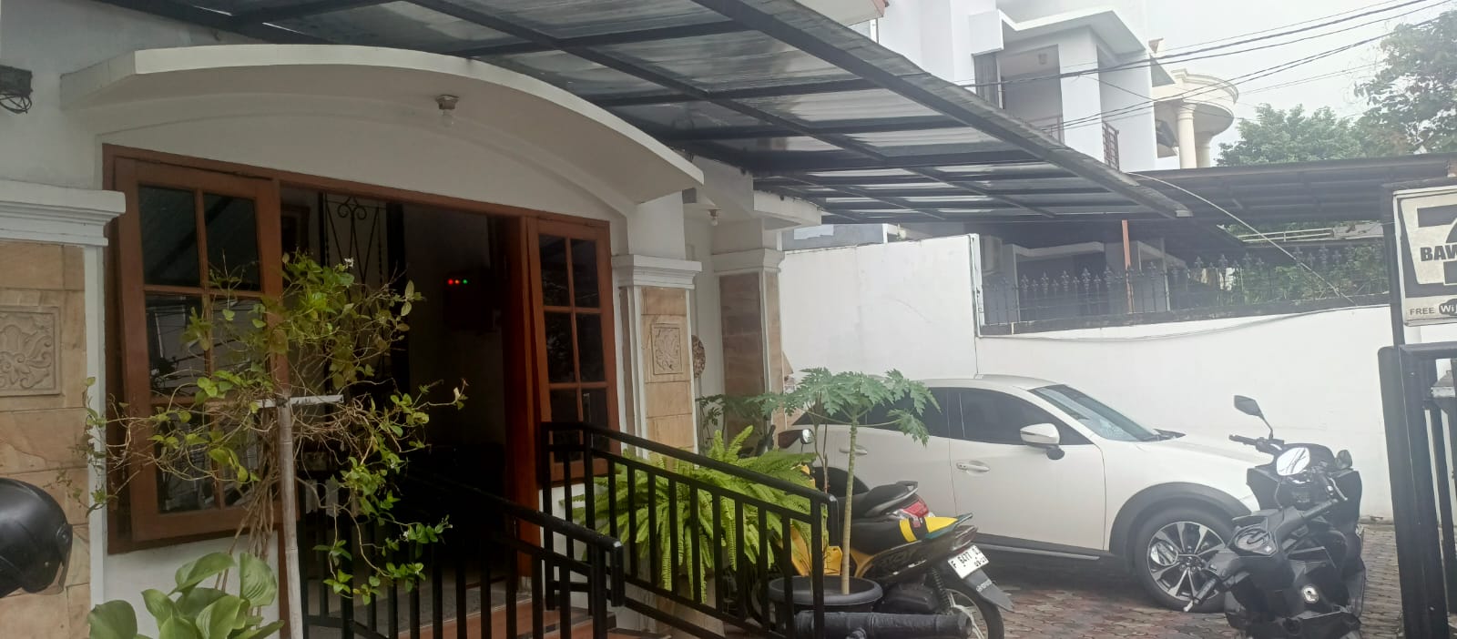 Dijual Rumah Kost2an 15 KT Plus Ruangan Kantor di Lantai Dasar. Dekat Radio Dalam. Unfurnished