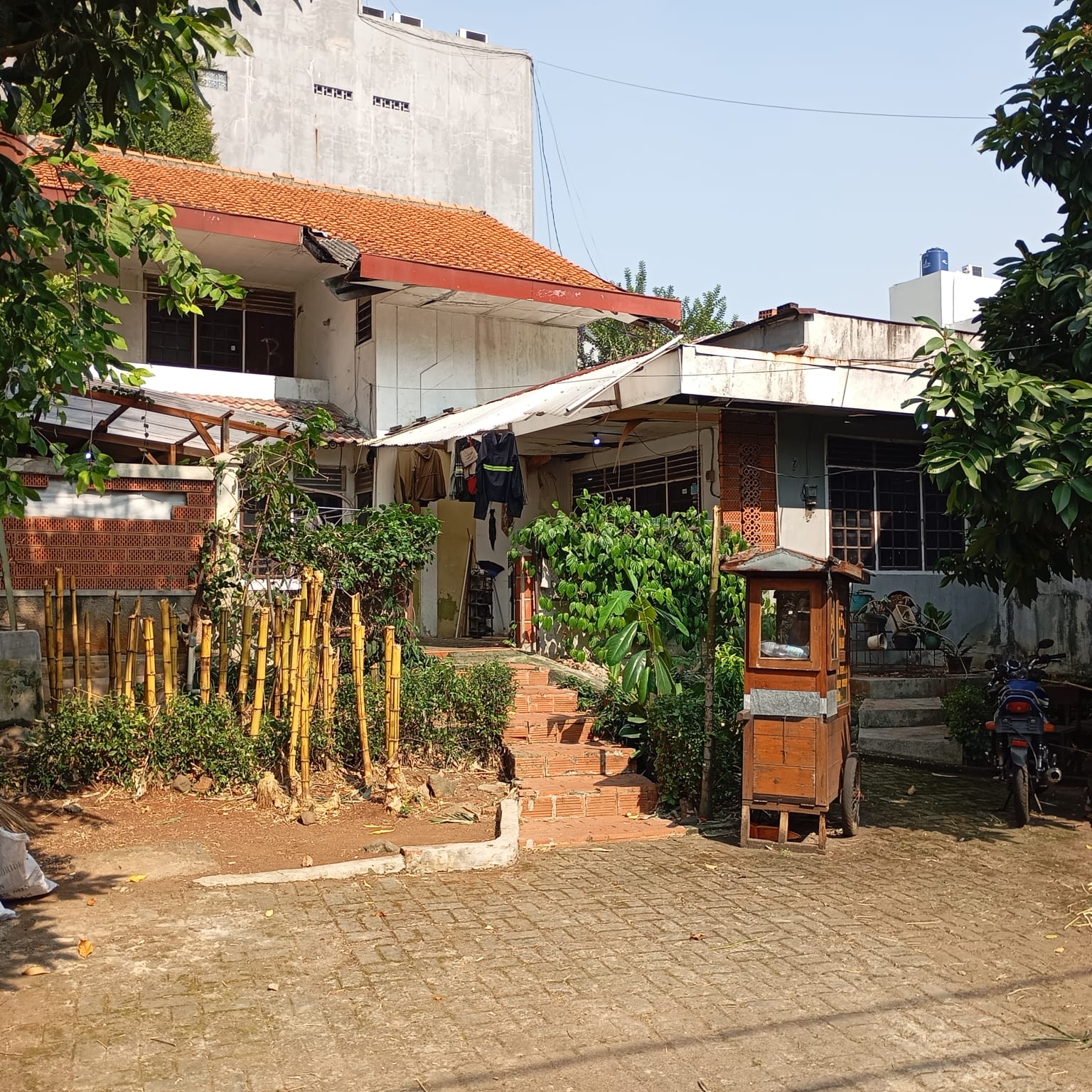 Rumah Lama 2 Lantai di Area Kebayoran Baru. Butuh Renovasi