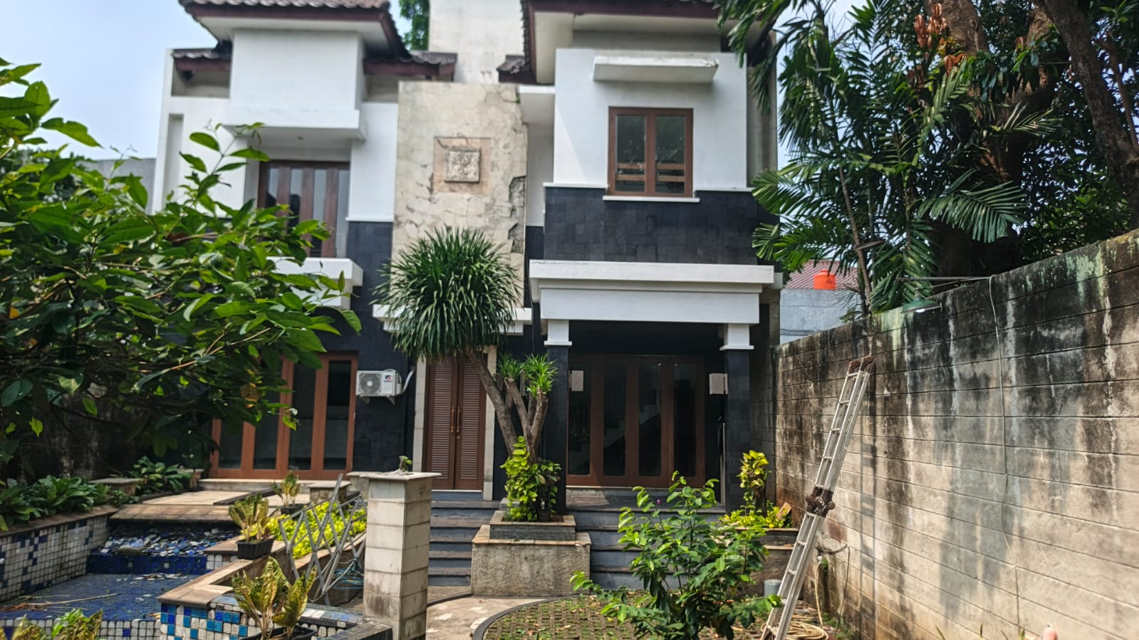 Rumah Dijual di Cipete, 2 Lantai, Ada Taman Belakang dan Kolam