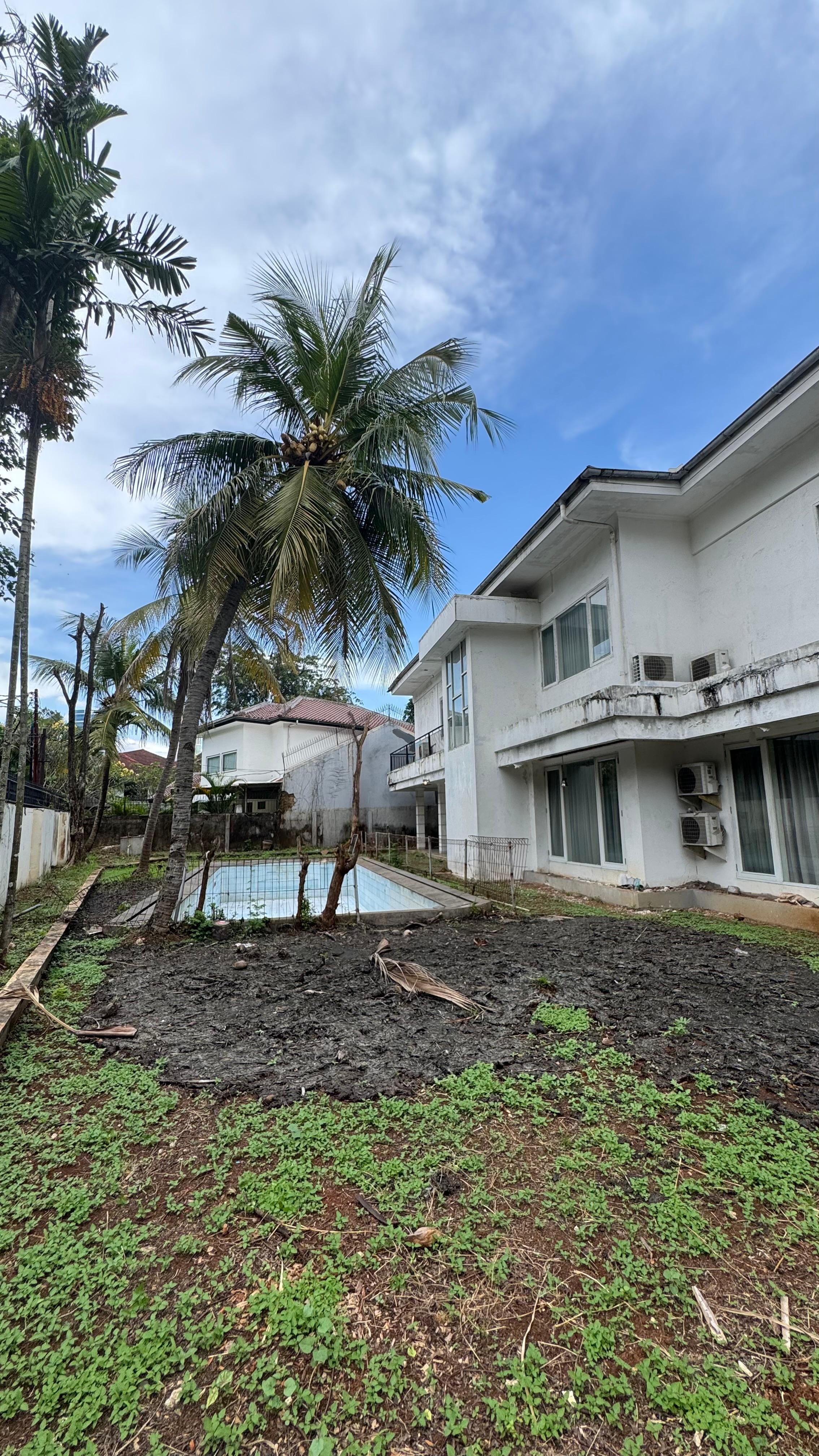 Rumah Dijual di Cilandak, Dalam Komplek Townhouse, 2 Lantai, Hoek, Ada Kolam Renang dan Backyard