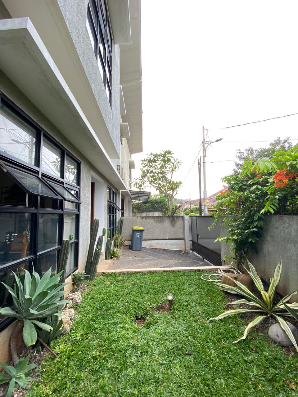 Rumah 2 Lantai Ada Rooftop, Water Heater, Dalam Townhouse, Semi Furnished
