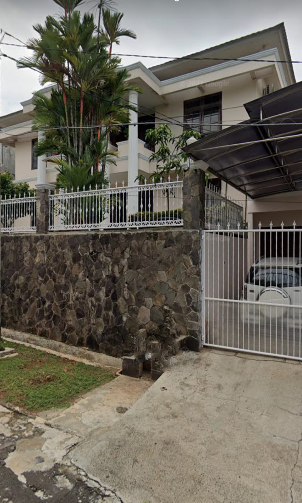 Rumah Dijual di Bukit Cinere, 2 Lantai, Halaman Luas, Asri, Jalan Lebar, Bebas Banjir