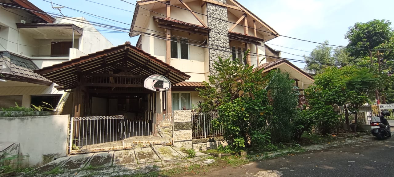 Rumah lama, Jalan lebar, Depan taman Lingkungan Aman dan Tenang