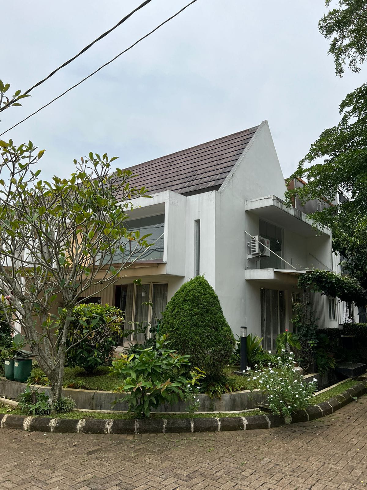 Rumah 1 Lantai di Rancamaya Golf Estate, Sudah Renovasi, Lokasi Hoek, Ada Taman, Terawat