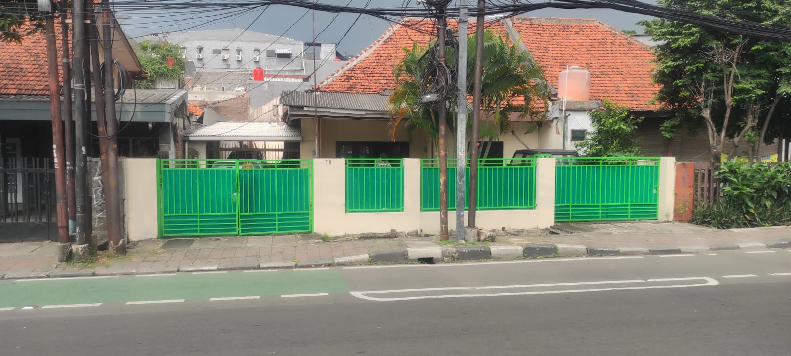 Dijual Rumah Lama di Pejompongan, Hitung Tanah, Butuh Renovasi, Dipinggir Jalan Raya