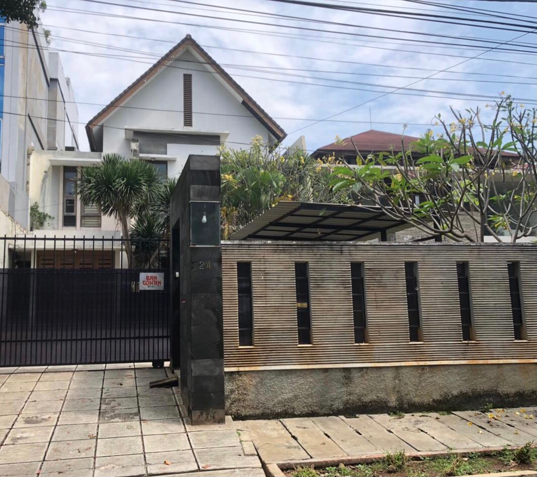 Dijual Rumah di Pejaten, Taman Depan Belakang, Fully Furnished