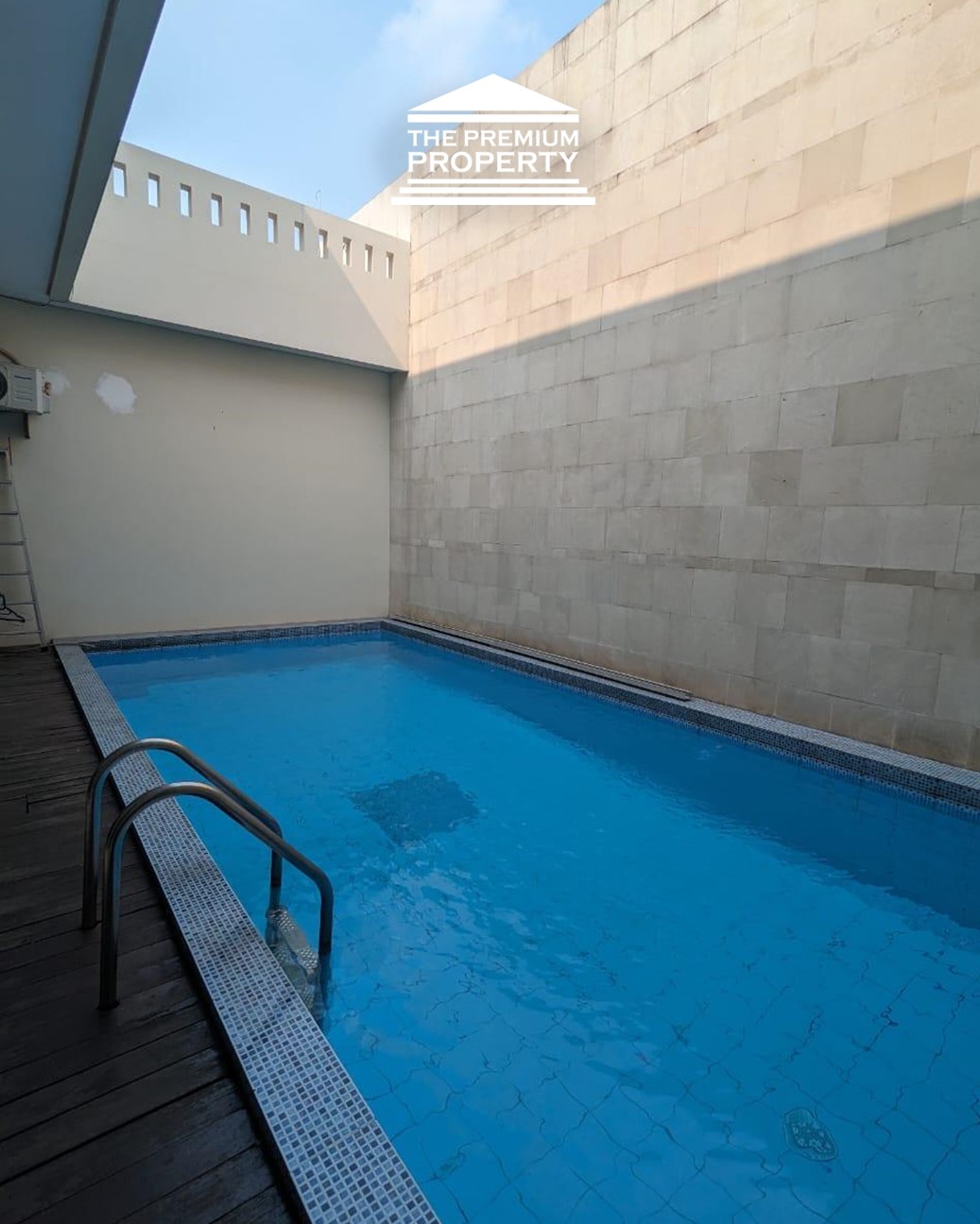 Rumah Kantor Strategis di Area Senopati – Private Pool, Parkir 6 Mobil, Listrik 23rb Watt