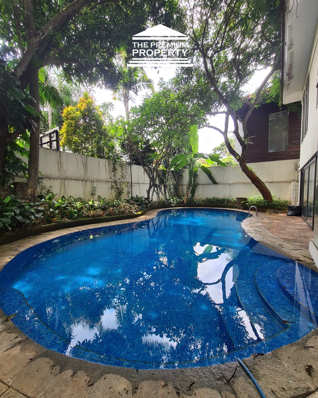 Rumah Mewah Taman Golf Lippo Karawaci Ada Kolam Renang – Baru Renov & Luas