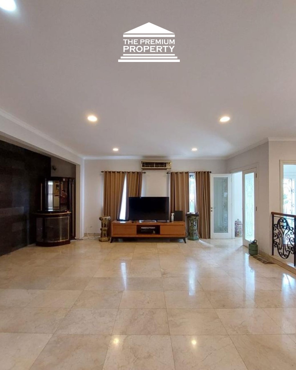 Rumah Modern Classic Pondok Indah Hoek – Private Cinema & Metric Kitchen