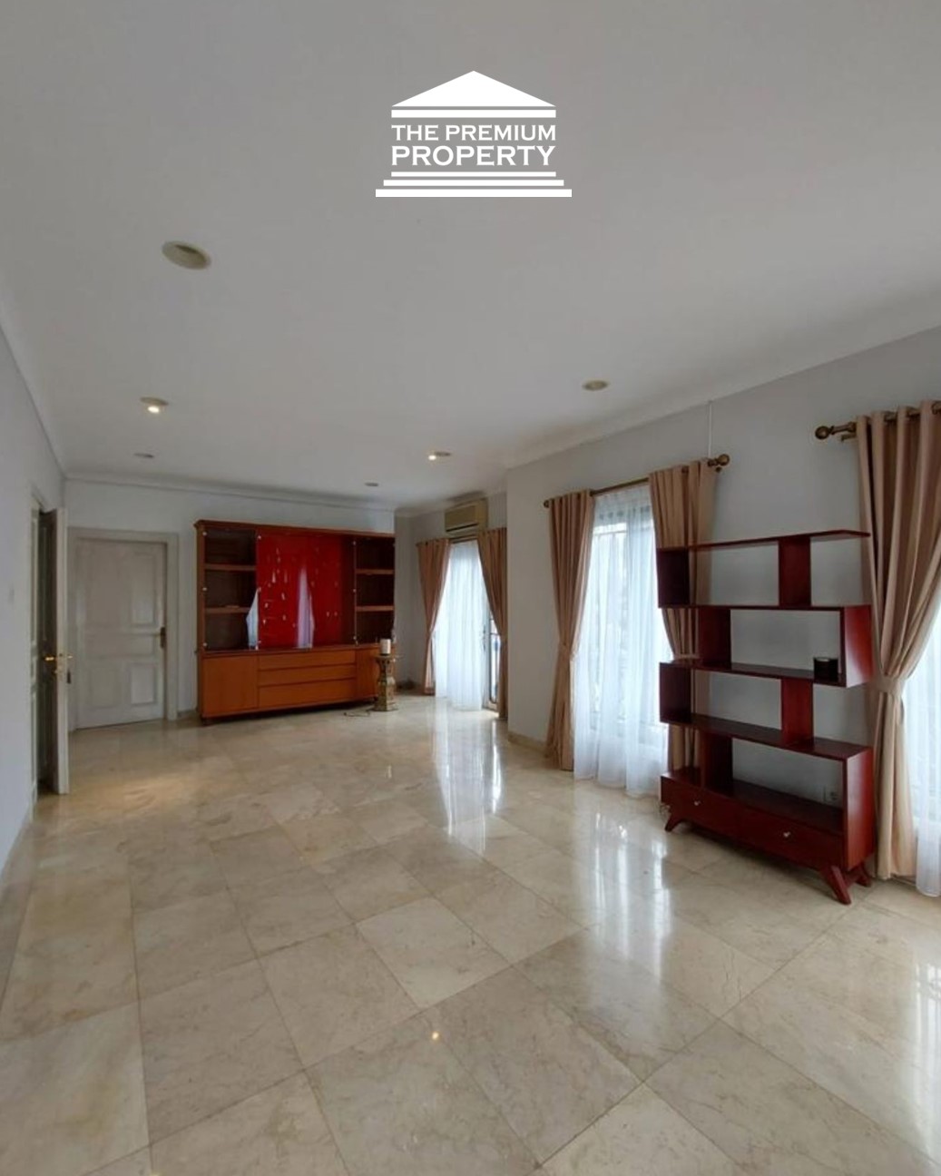 Rumah Modern Classic Pondok Indah Hoek – Private Cinema & Metric Kitchen