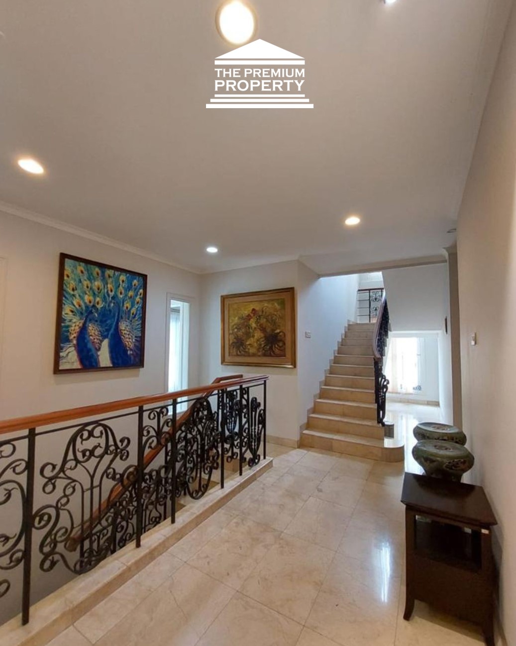 Rumah Modern Classic Pondok Indah Hoek – Private Cinema & Metric Kitchen