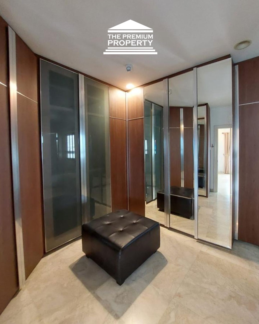 Rumah Modern Classic Pondok Indah Hoek – Private Cinema & Metric Kitchen