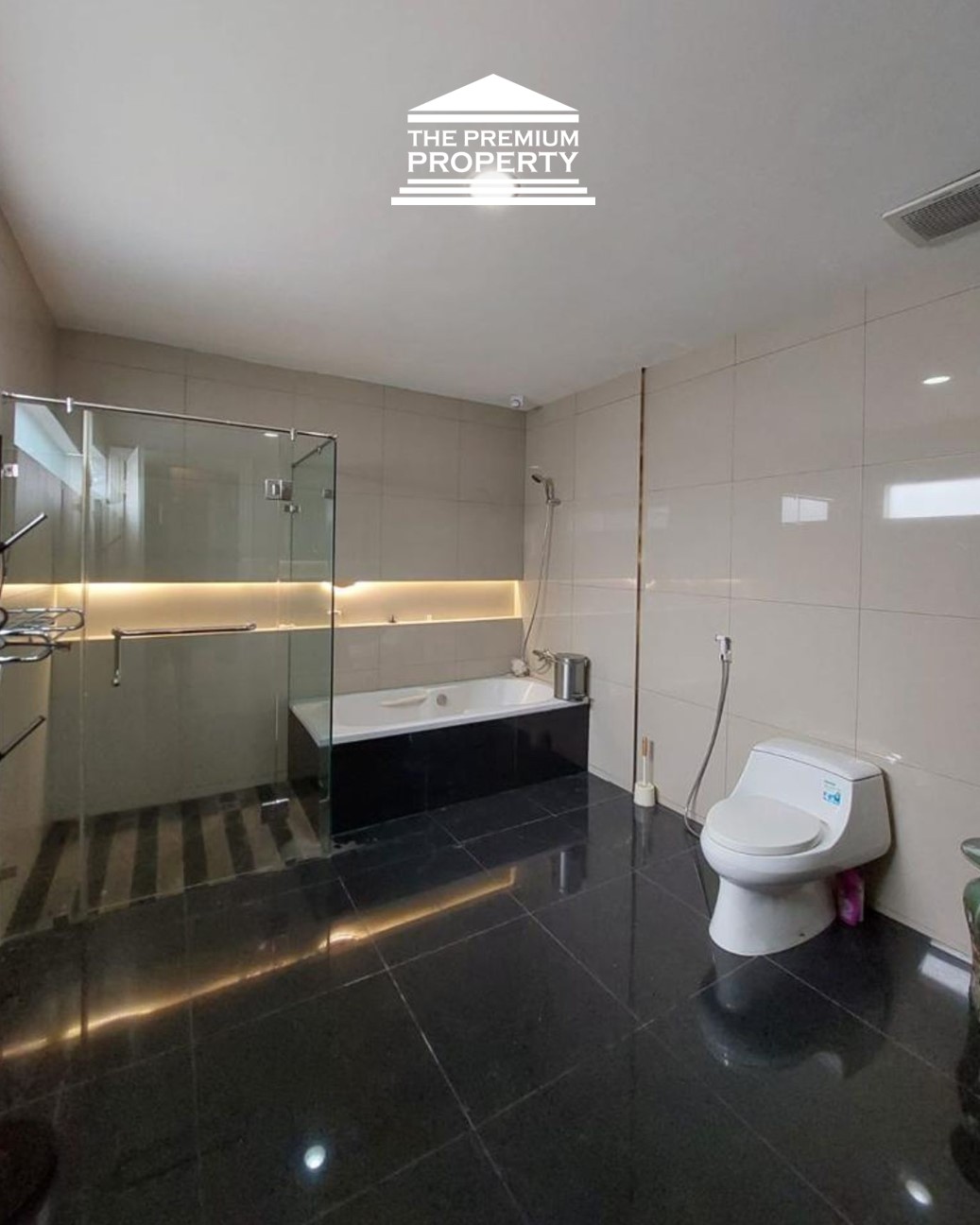 Rumah Modern Classic Pondok Indah Hoek – Private Cinema & Metric Kitchen