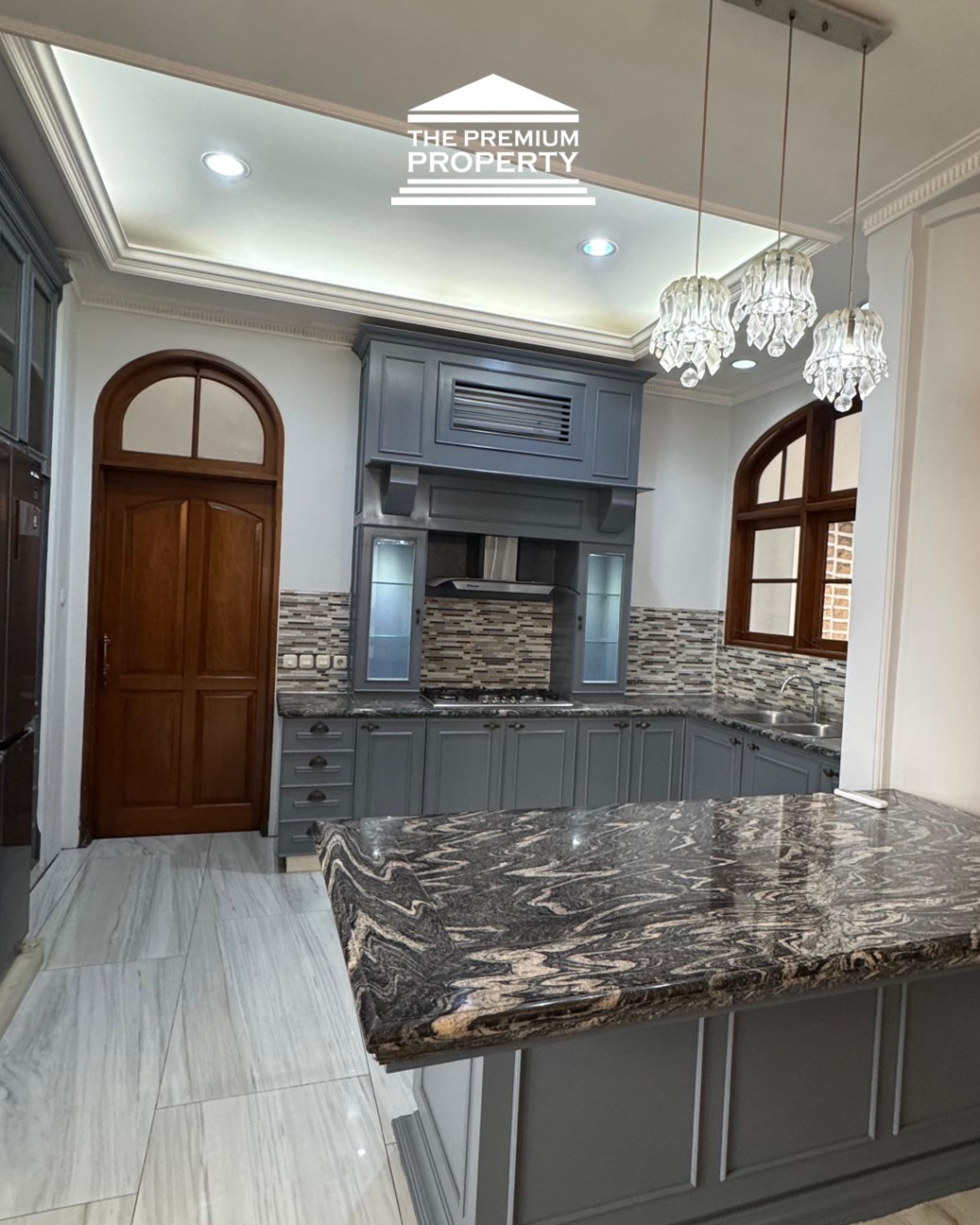 Sewa Rumah Luas di Menteng, Jakarta Pusat, Private & Nyaman, LT 639 LB 700