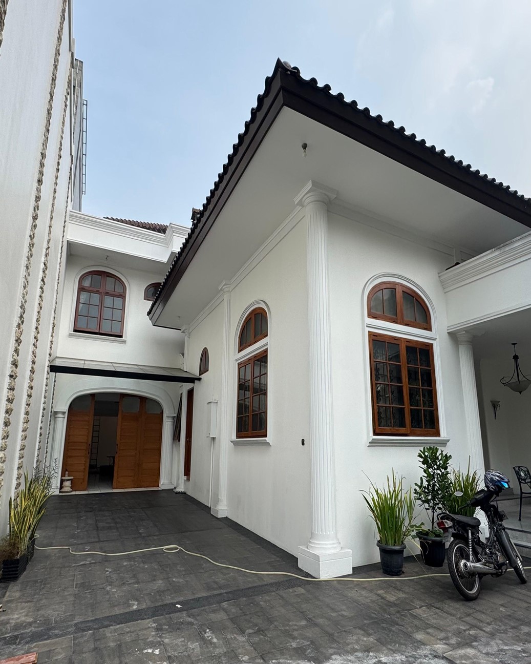 Sewa Rumah Luas di Menteng, Jakarta Pusat, Private & Nyaman, LT 639 LB 700