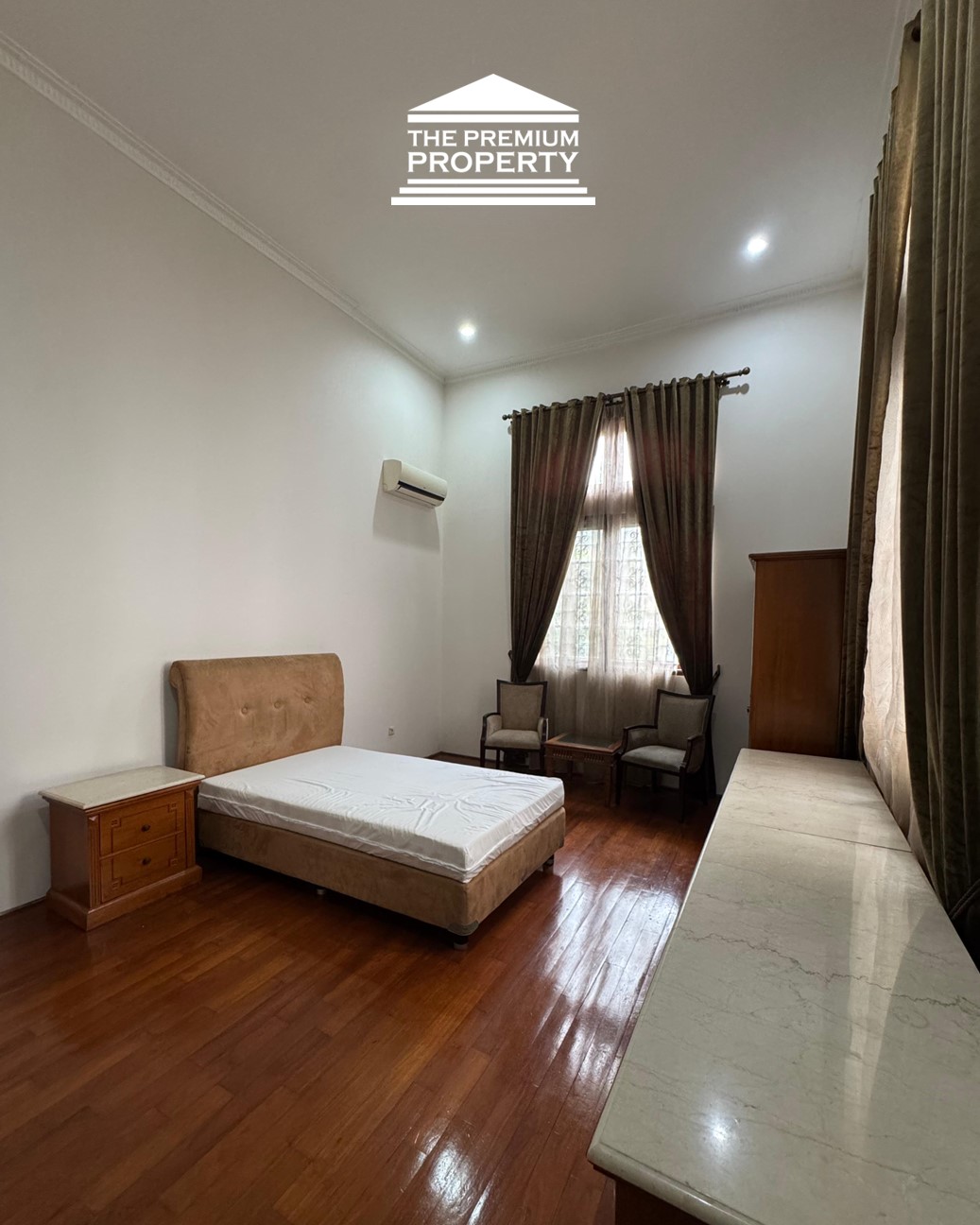Sewa Rumah Luas di Menteng, Jakarta Pusat, Private & Nyaman, LT 639 LB 700