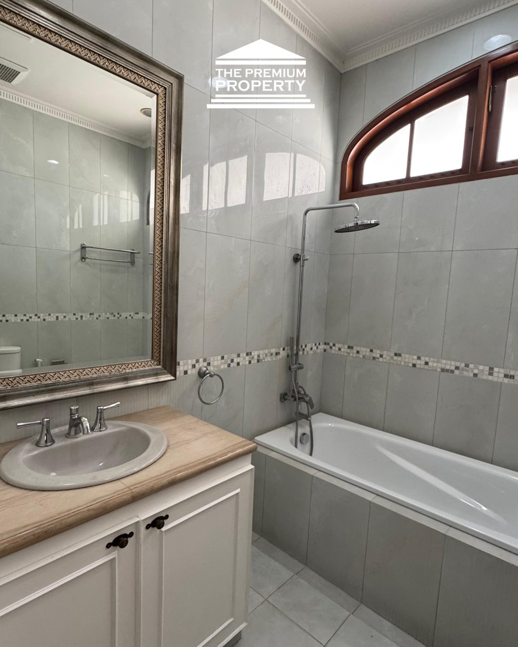 Sewa Rumah Luas di Menteng, Jakarta Pusat, Private & Nyaman, LT 639 LB 700