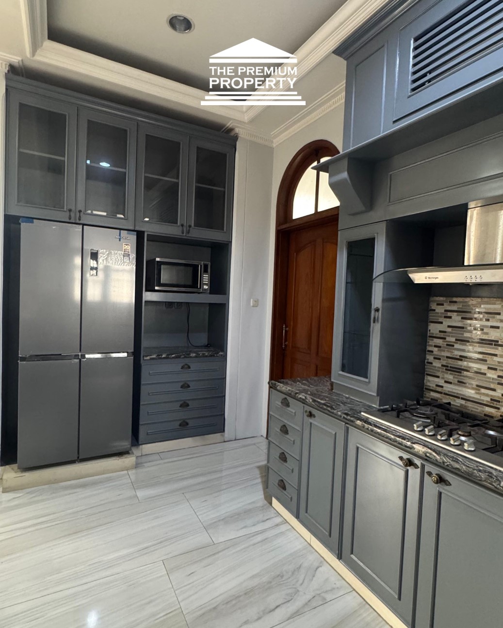 Sewa Rumah Luas di Menteng, Jakarta Pusat, Private & Nyaman, LT 639 LB 700