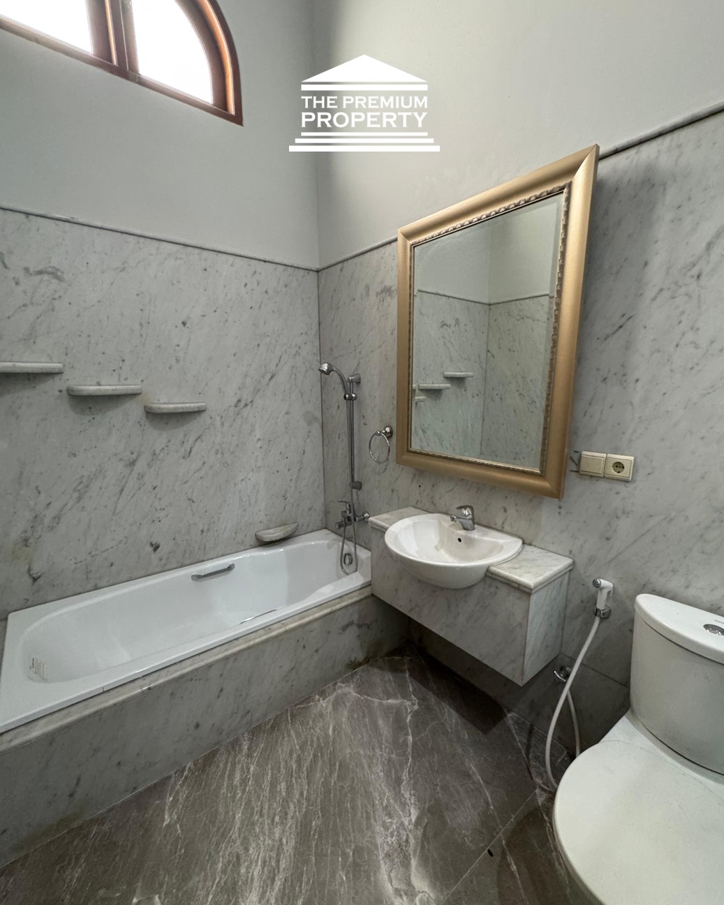 Sewa Rumah Luas di Menteng, Jakarta Pusat, Private & Nyaman, LT 639 LB 700