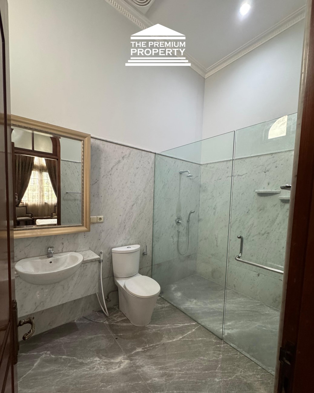 Sewa Rumah Luas di Menteng, Jakarta Pusat, Private & Nyaman, LT 639 LB 700