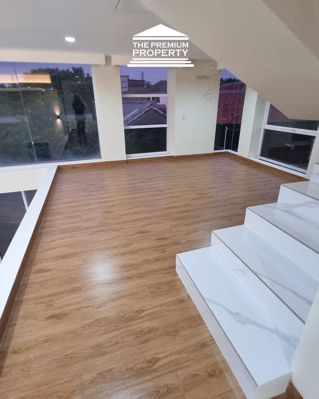 Rumah Baru Dijual di Pasar Minggu, 2,5 Lantai, Ada Rooftop dan Mezzanine. 4+1 Kamar Tidur