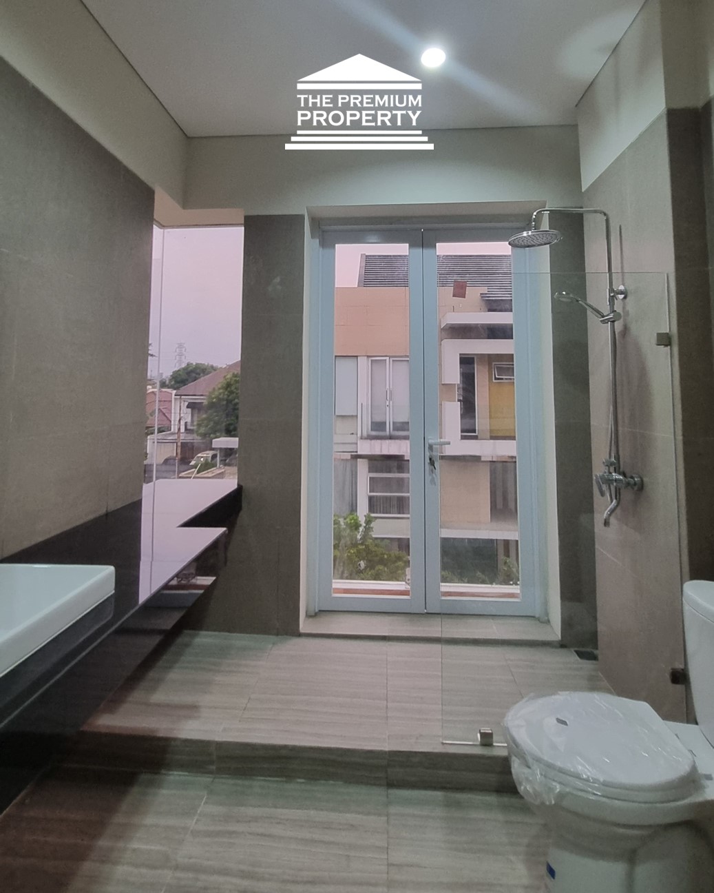 Rumah Baru Dijual di Pasar Minggu, 2,5 Lantai, Ada Rooftop dan Mezzanine. 4+1 Kamar Tidur