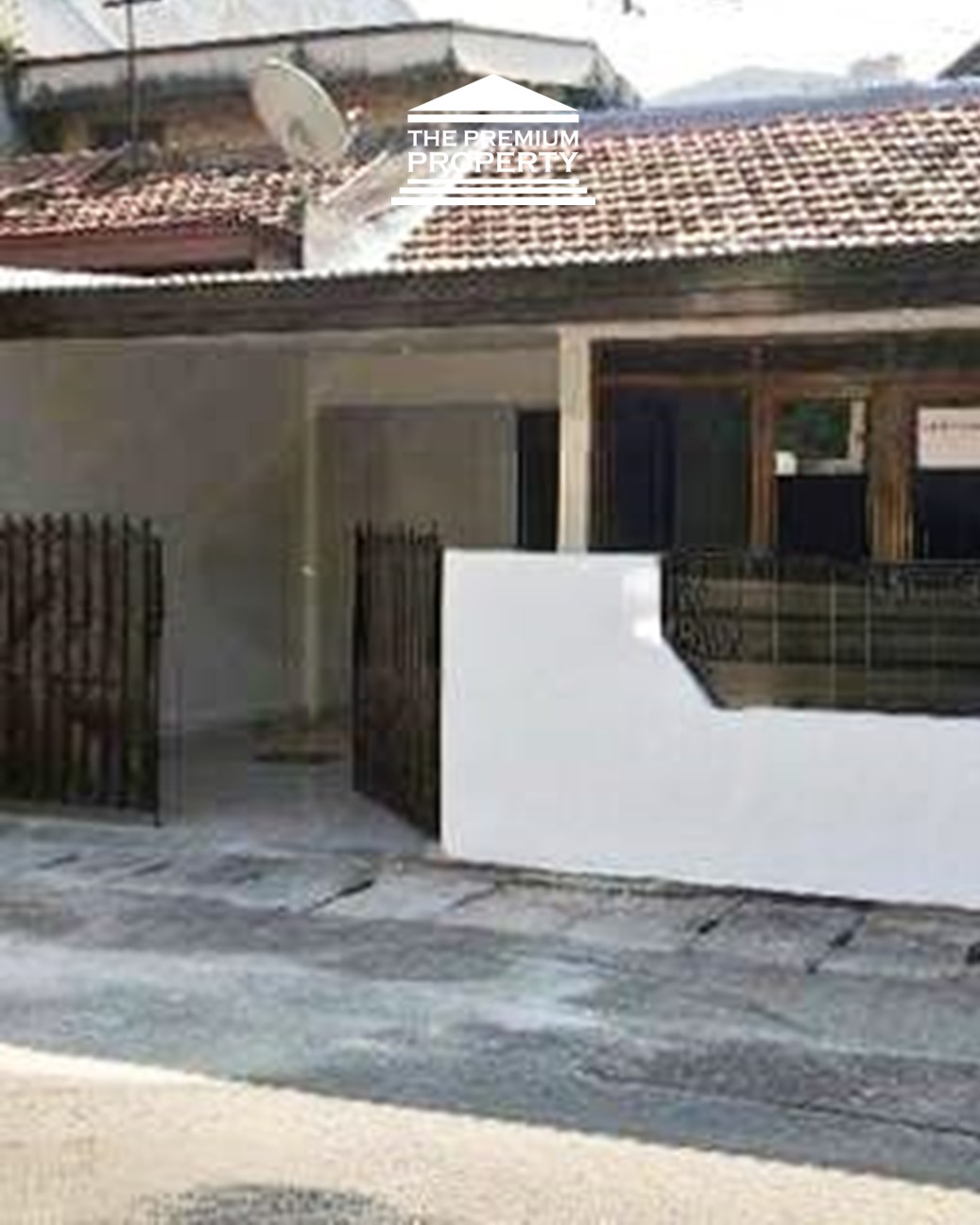 Rumah Dijual di Bawah Harga Pasar di Bendungan Hilir. Jalan 2 Mobil
