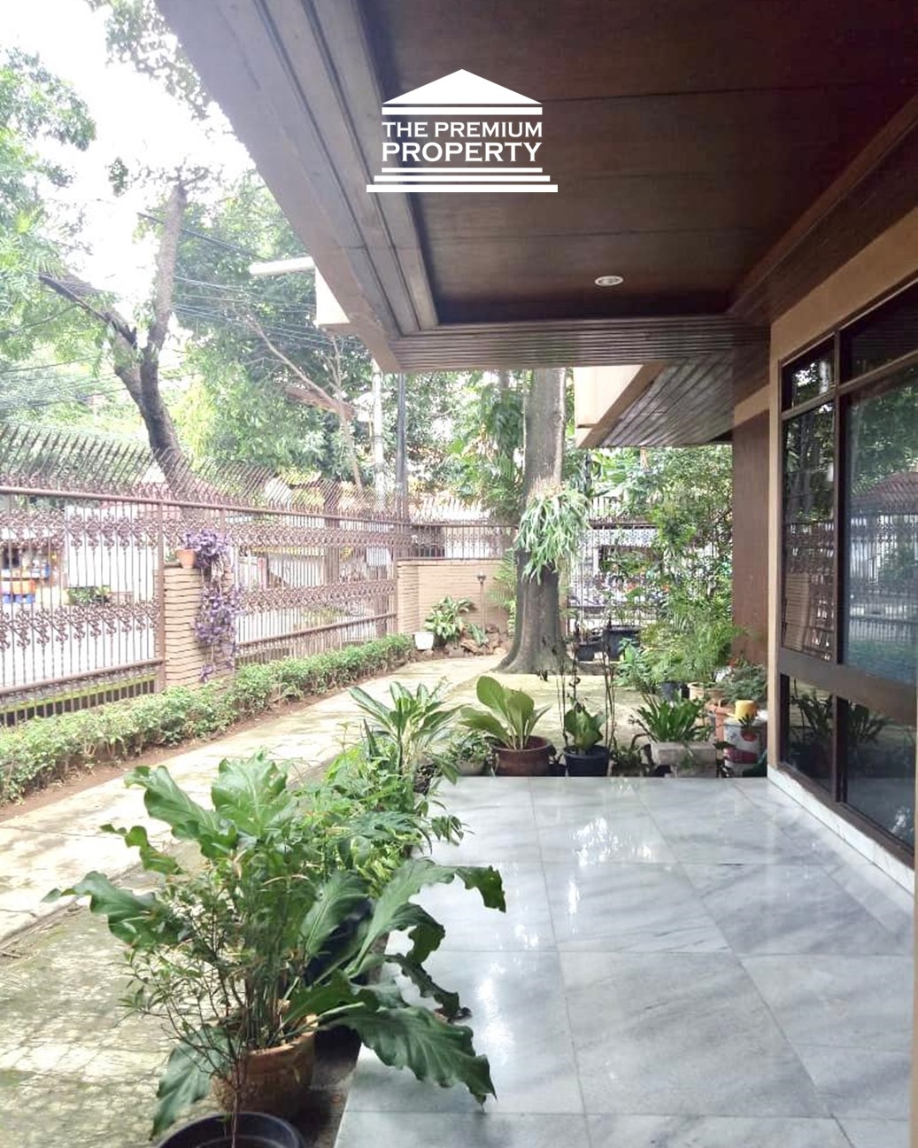 Rumah Dijual di Pejompongan, Lokasi Huk, Ada Rooftop, Bebas Banjir, Tanah Ngantong