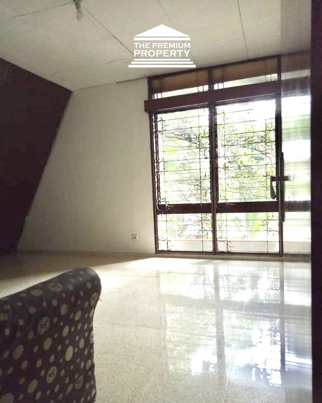 Rumah Dijual di Pejompongan, Lokasi Huk, Ada Rooftop, Bebas Banjir, Tanah Ngantong