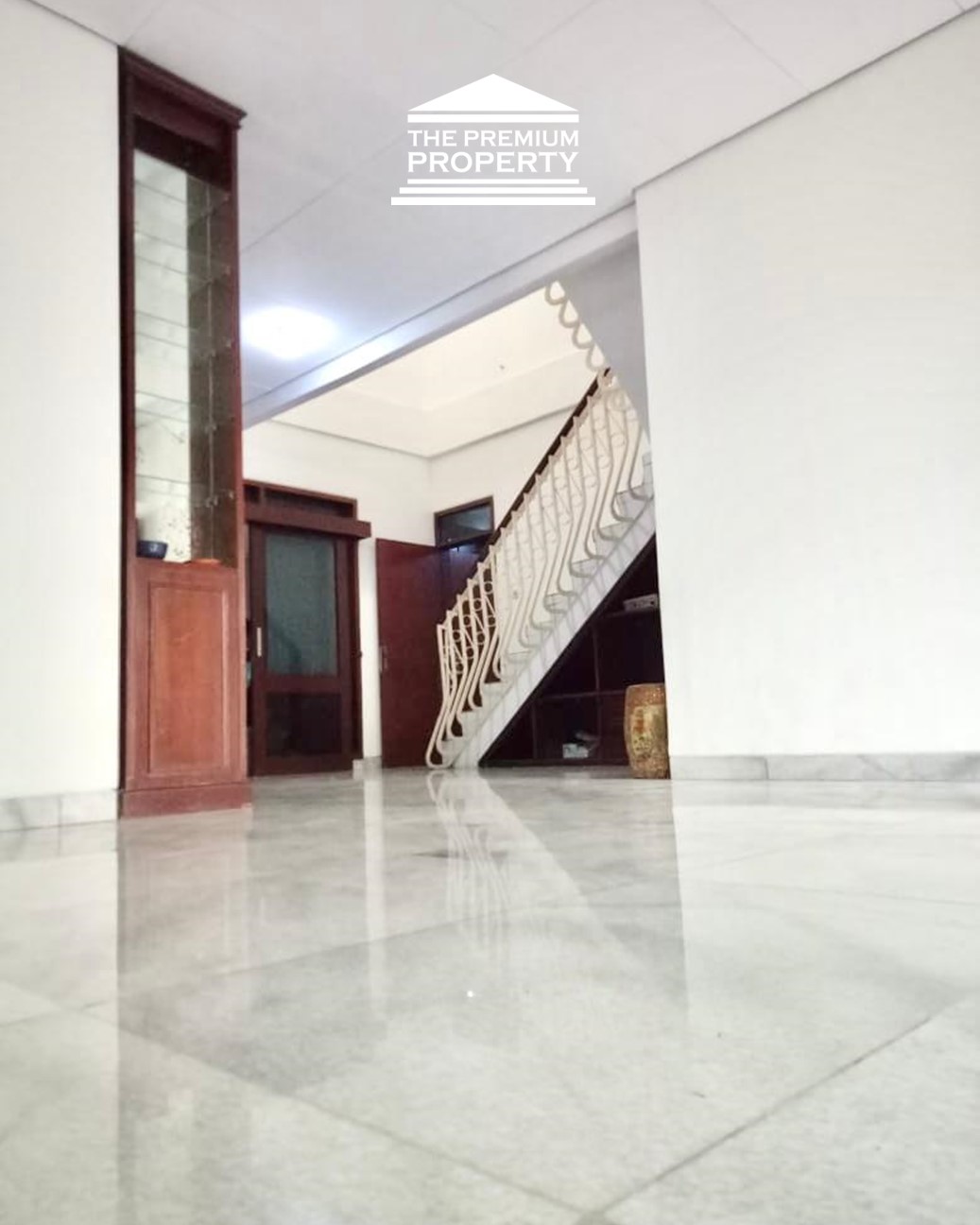 Rumah Dijual di Pejompongan, Lokasi Huk, Ada Rooftop, Bebas Banjir, Tanah Ngantong