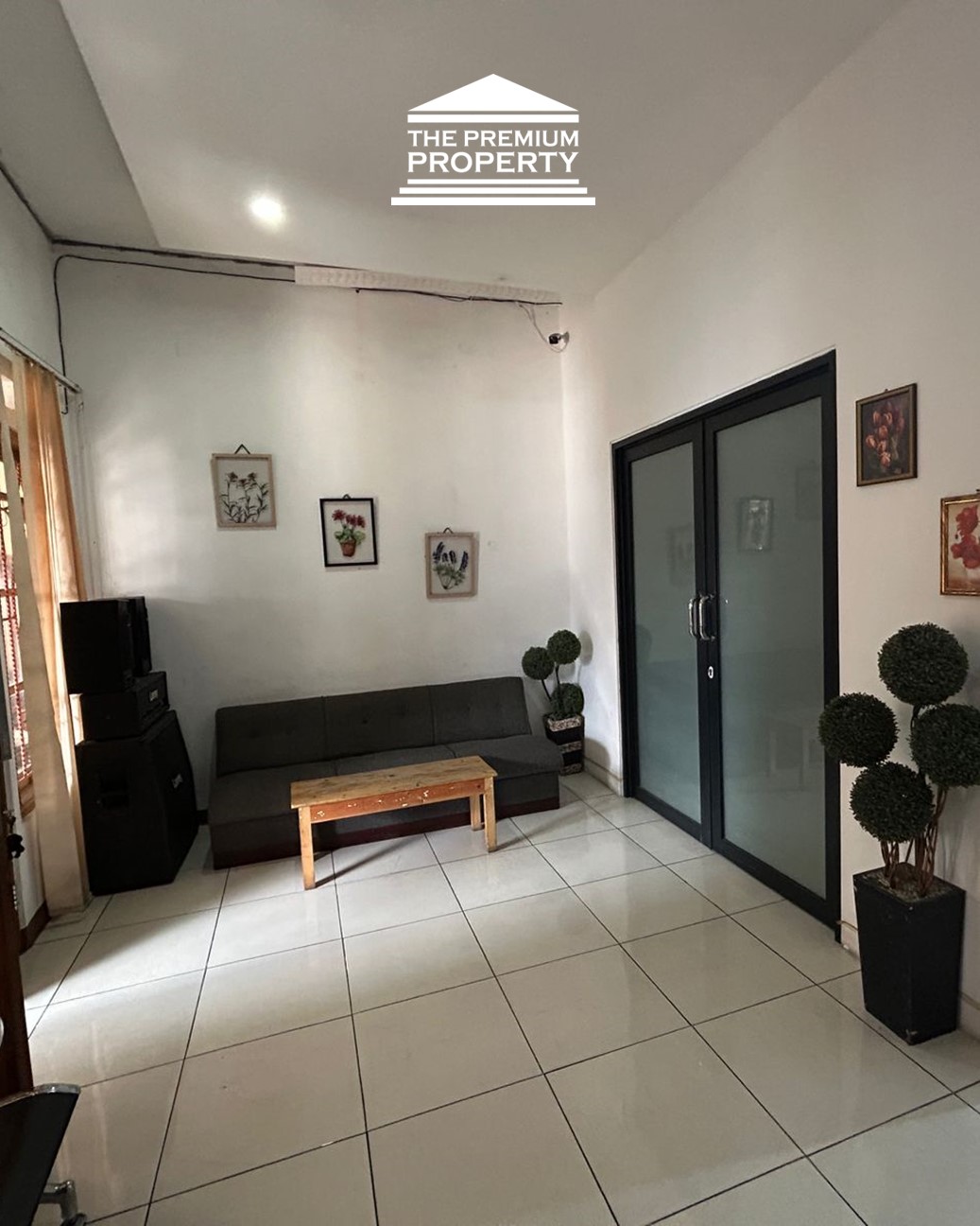 Rumah Dijual di Tomang. 1,5 Lantai, 9 Kamar Tidur, Cocok Kost atau Cafe