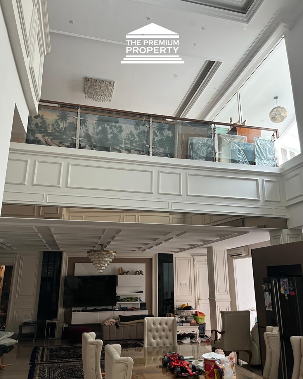 Jalan Utama Pondok Indah. Ada Ruang Kerja/Fitness, Taman Terbuka Samping. Rumah Dijual di Pondok Indah