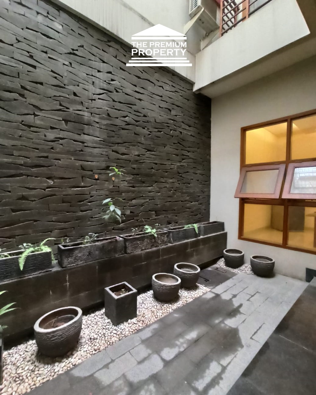 Rumah Dijual di Pondok Indah. Dekat Mal PIM, 2 Lantai, 4+1 Kamar Tidur