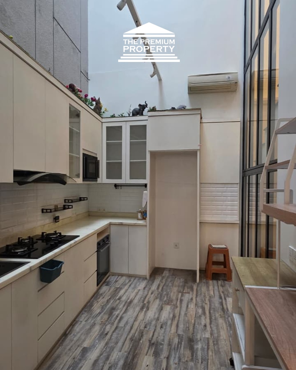 Langka! Rumah Mewah Semi Furnished Dekat Scbd & Gunawarman. Jalan Lebar!