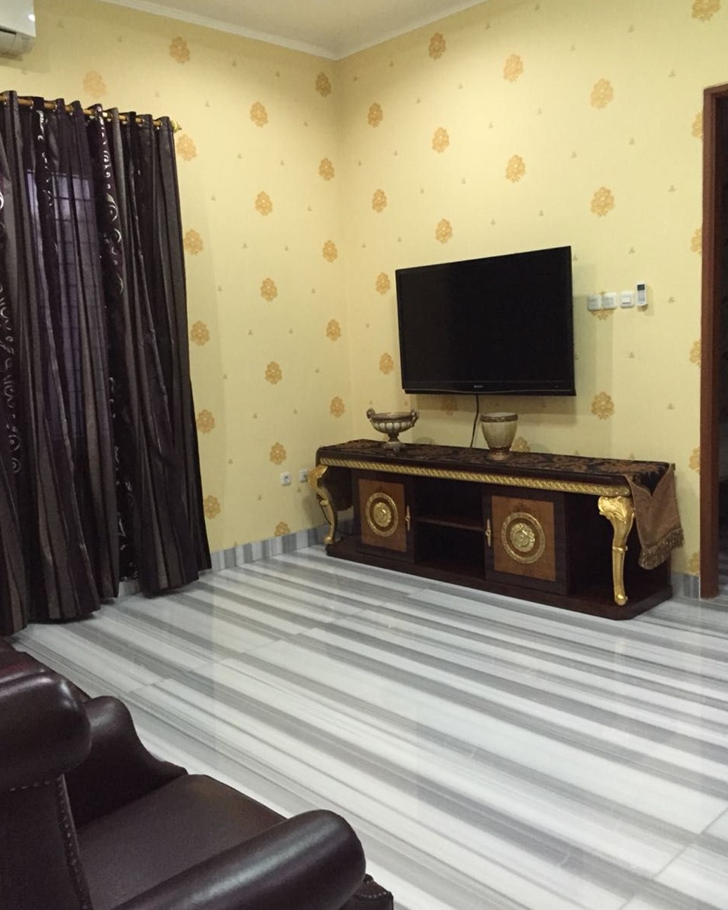 Dijual Rumah Dalam Komplek Townhouse, Seberang Citos, Akses Tol JORR, Semi Furnished!