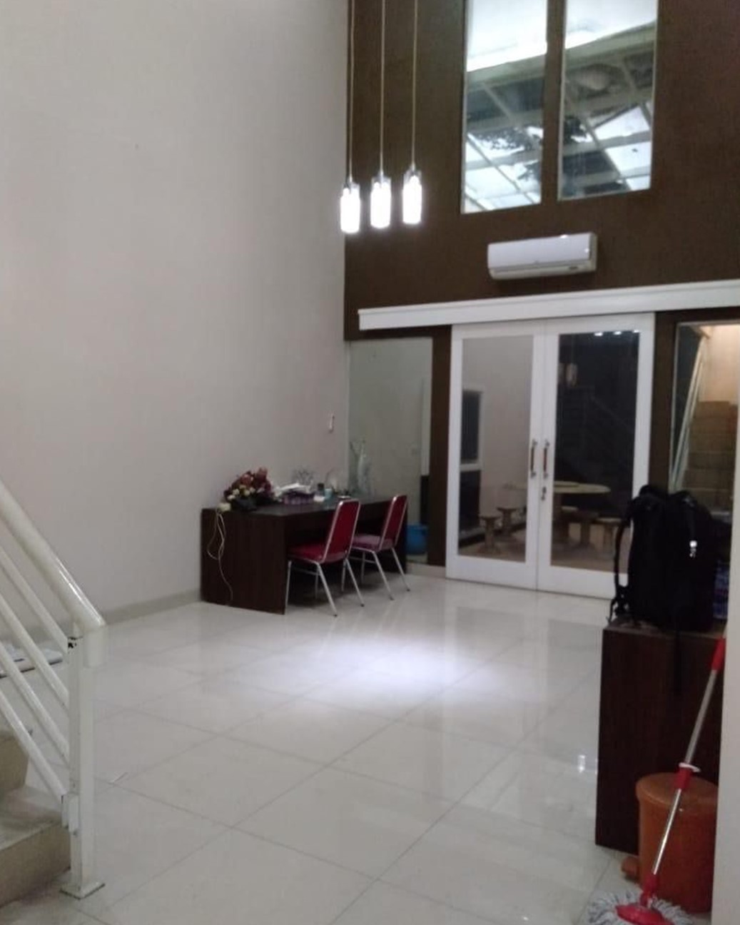 Dijual Rumah di Cipete. Hanya 400 meter ke MRT, Ada Taman, AC, Semi Furnished