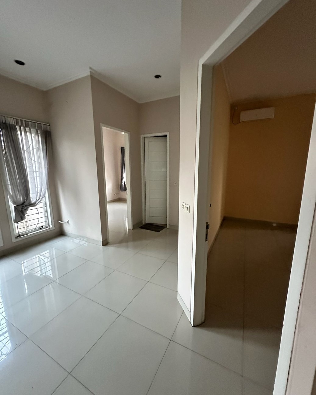Dijual Rumah di Cipete. Hanya 400 meter ke MRT, Ada Taman, AC, Semi Furnished