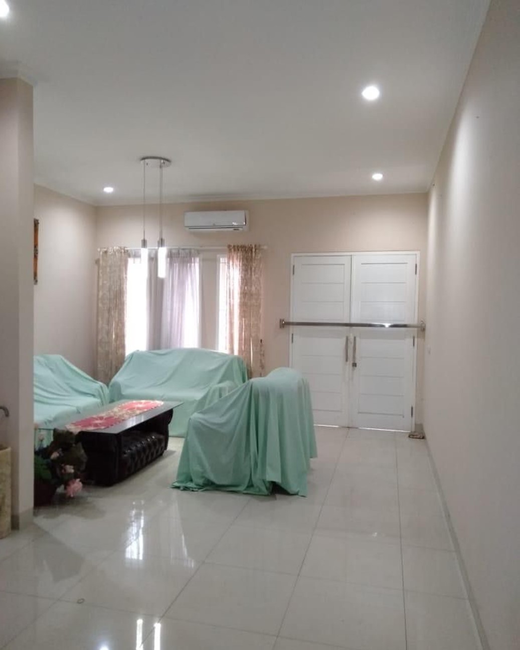 Dijual Rumah di Cipete. Hanya 400 meter ke MRT, Ada Taman, AC, Semi Furnished